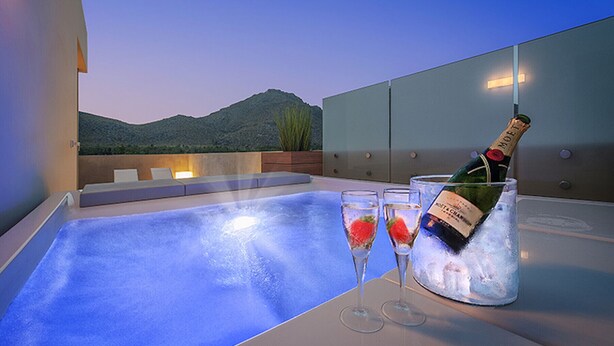 A rooftop bar with a pool, a bottle of champagne, and two glasses. - Penthouse Dalias with private jacuzzi in Port de Pollensa (Puerto Pollensa)