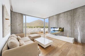 TV - Penthouse Dalias with private jacuzzi in Port de Pollensa (Puerto Pollensa)