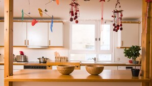 Una cocina moderna con armarios de madera, una encimera de madera y adornos colgantes.
