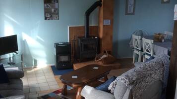 TV, DVD player, books, stereo