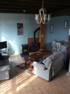 Télévision, lecteur de DVD, livres, chaîne hi-fi