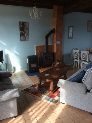 TV, DVD player, livros, aparelho de som