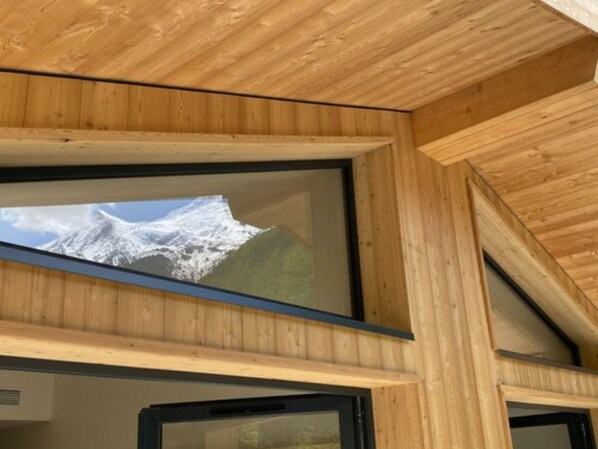 A modern wooden cabin with large windows offering mountain views. - Appart'hôtel Bellamy Chamonix (Chamonix-Mont-Blanc)