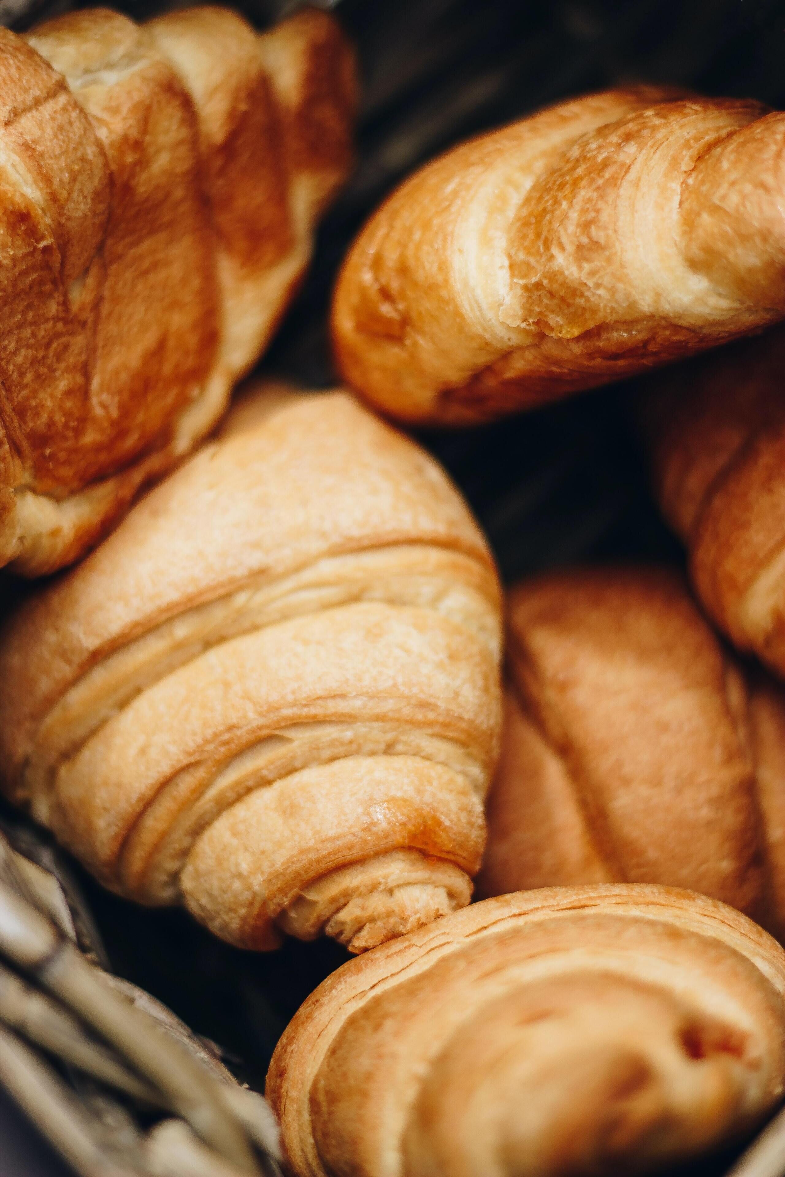 Uma cesta com croissants.