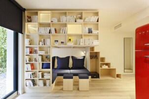 Studio Mezzanine | Living room | 90-cm flat-screen TV with satellite channels, TV, pay movies