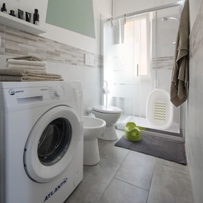 Shower, bidet - Apartament Family Panoramic I (Pietra Ligure)
