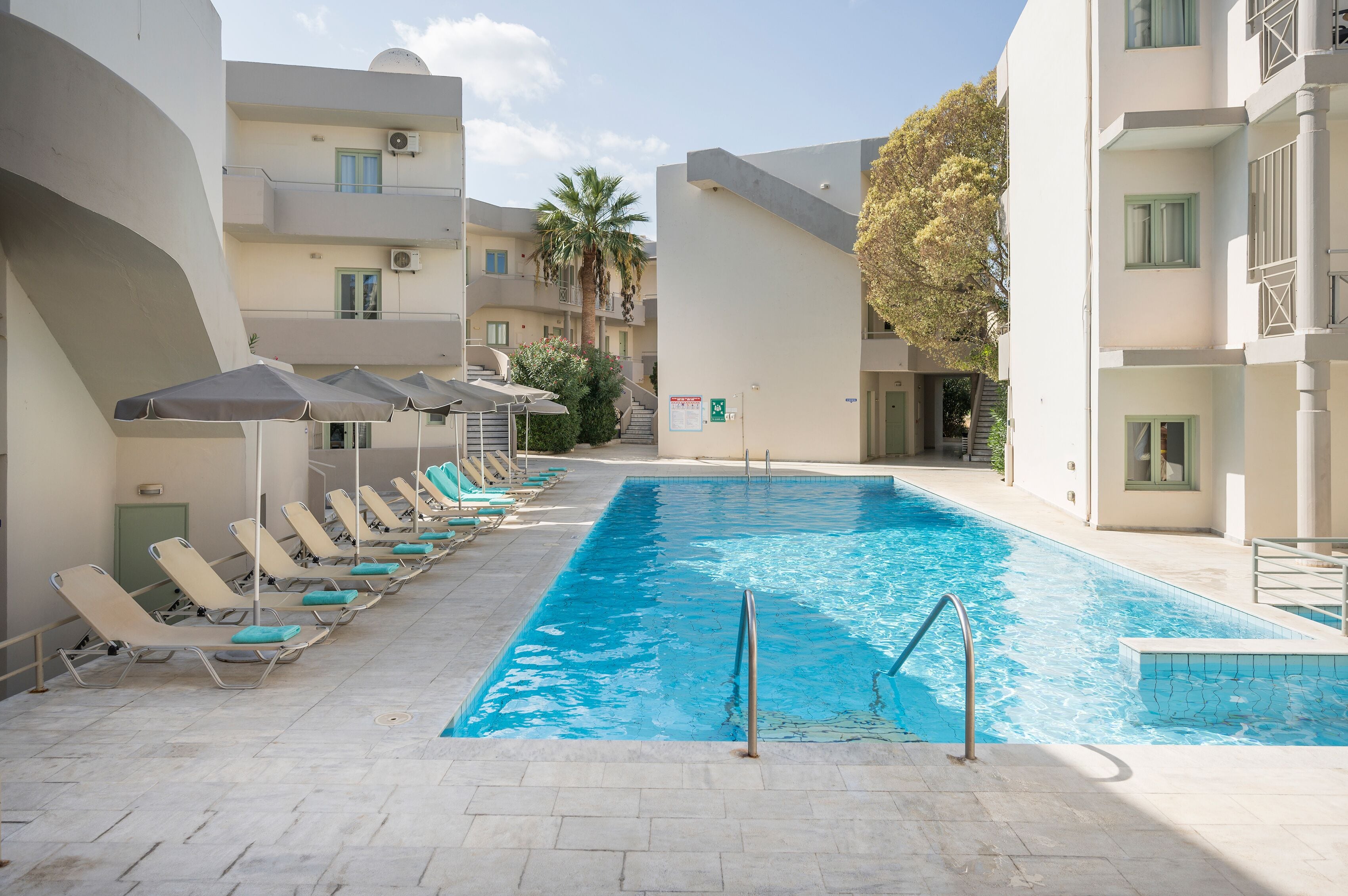 Een seizoensgebonden buitenzwembad