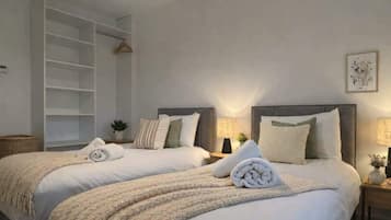 6 bedrooms, iron/ironing board, travel cot, WiFi