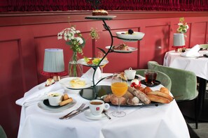 Full breakfast for a fee on weekends - Relais & Chateaux Weeshuis Gouda (Gouda)