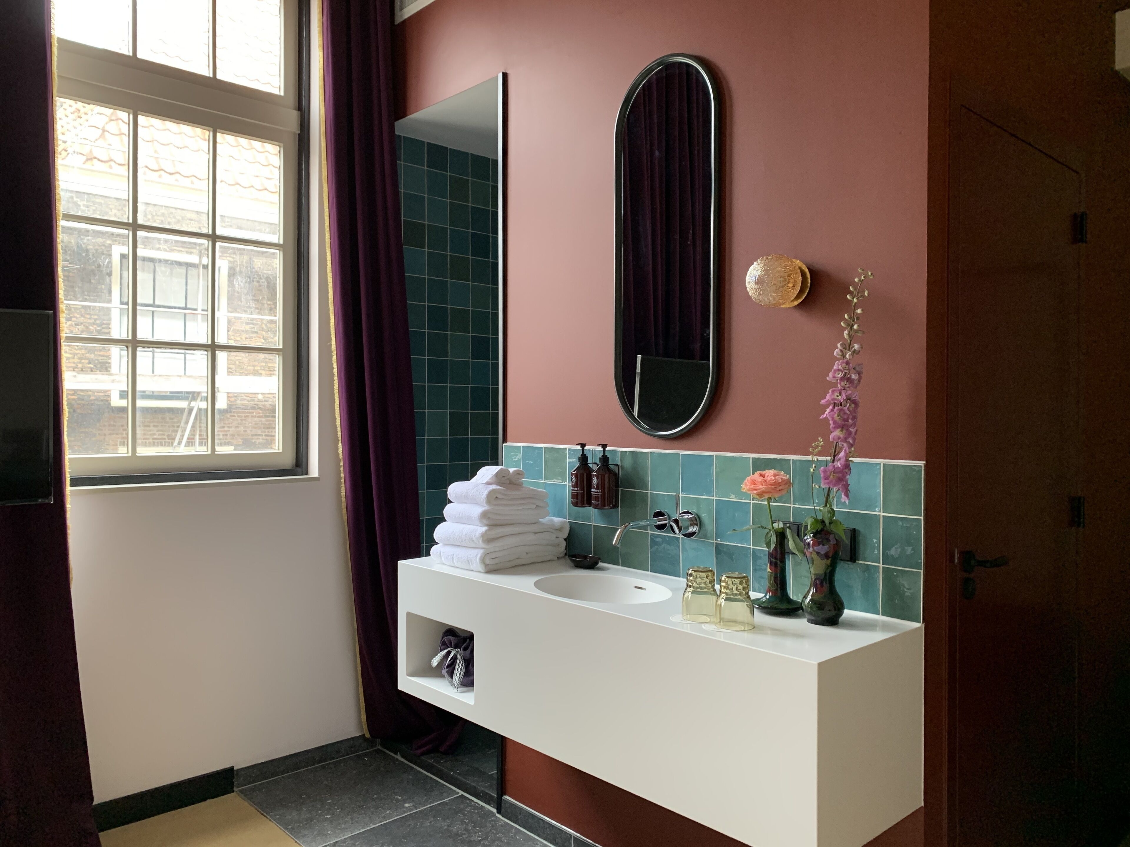 Chambre classique double | Salle de bain | Articles de toilette griffés, séchoir à cheveux, serviettes fournies