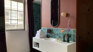 Chambre classique double | Salle de bain | Articles de toilette griffés, séchoir à cheveux, serviettes fournies