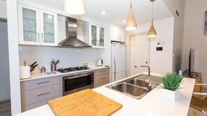 Fridge, microwave, oven, stovetop - Jindalee 3 - 34 Twynam Street (Jindabyne)