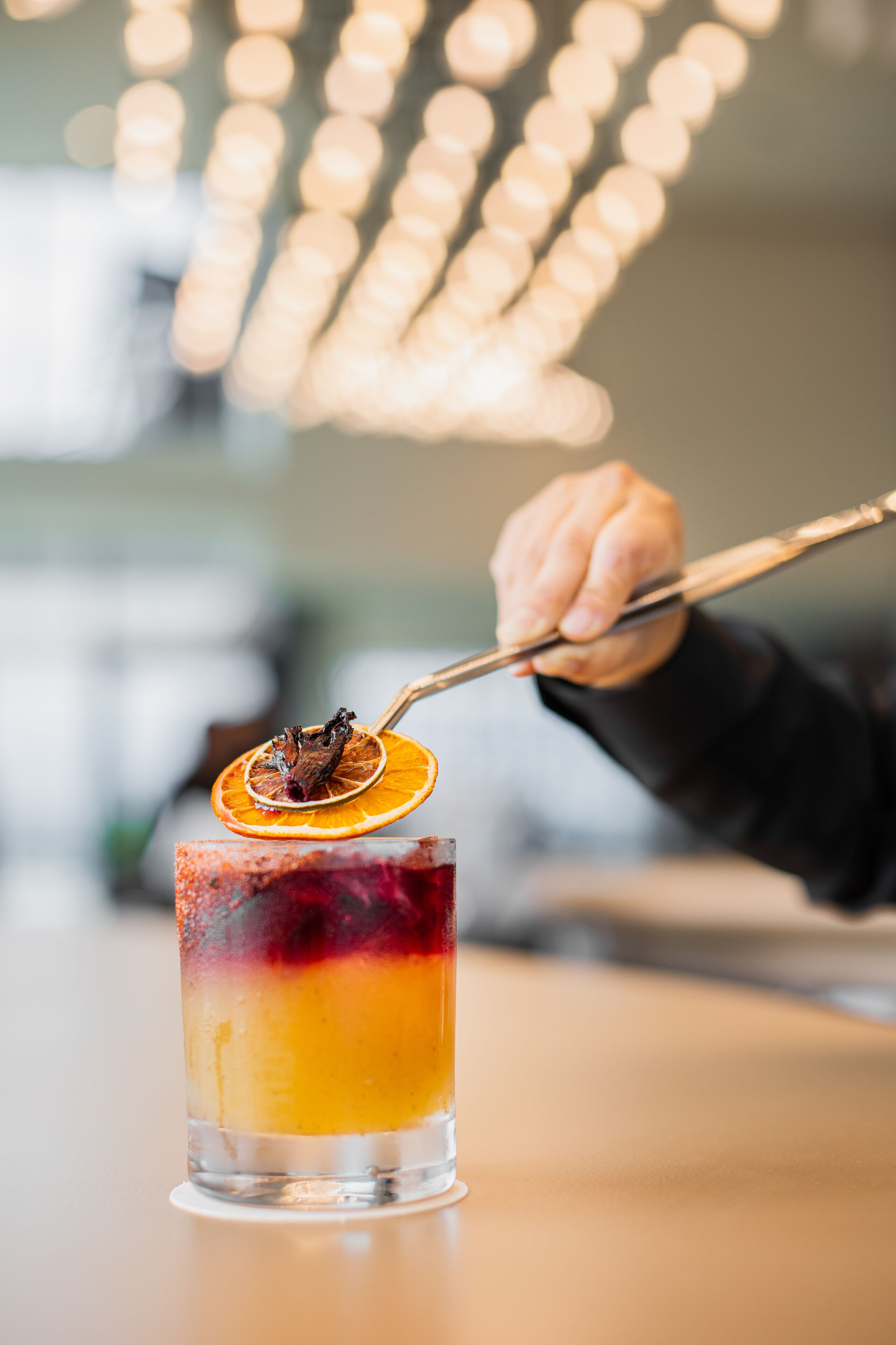 Un cocktail composé de plusieurs couches, agrémenté d’une garniture et servi dans un grand verre.