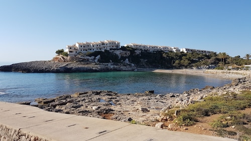 Proche plage, dans une grande maison, appartement indépendant, avec terrasse.