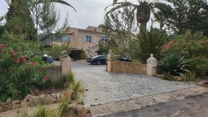 المنطقة المحيطة بالمنشأة