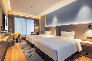 In-room safe, desk, laptop workspace, blackout curtains - Holiday Inn Express Xi'an High-Tech Zone North by IHG (Xi'an)