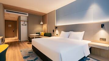 Habitació estàndard, 1 llit de matrimoni gran (Extra Floor Space) | Caixa forta a l'habitació i escriptori