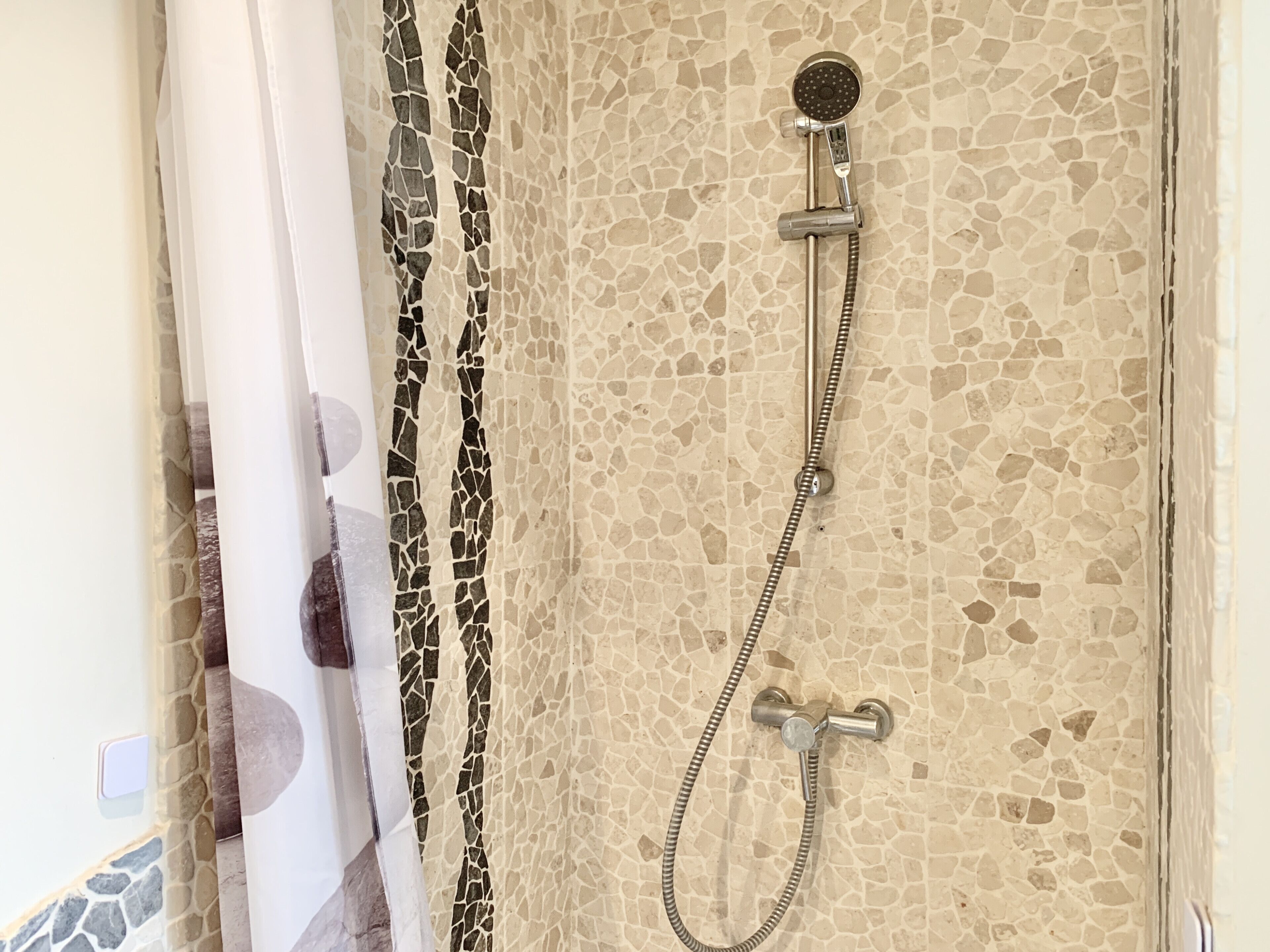 Ducha, artículos de higiene personal gratuitos y toallas