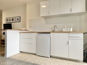 Frigorífico, microondas, placa de cocina y cafetera o tetera