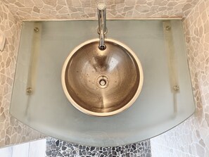 Een douche, handdoeken