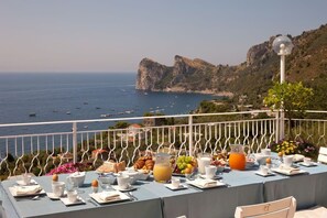 Outdoor dining - Villa Superba Summary (Massa Lubrense)