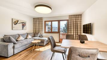 Appartement Ave Montis (incl. Cleaning Fee, City Tax & Laundry Package) | Oleskelualue | Televisio, pöytätennispöytä