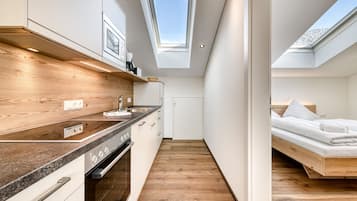 Appartement Dachgeschoss (incl. Cleaning Fee, City Tax & Laundry Package) | Cuisine privée | Réfrigérateur, micro-ondes, four, plaque de cuisson