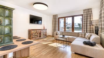 Garden Apartment (incl. Cleaning Fee, City Tax & Laundry Package) | Living area | TV, ping pong