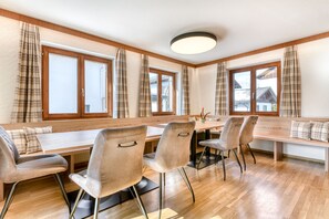 Garden Apartment (incl. Cleaning Fee, City Tax & Laundry Package) | 起居區 | 電視、乒乓球