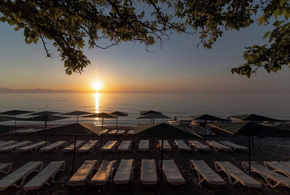 Privat strand i nærheten, solsenger og parasoller