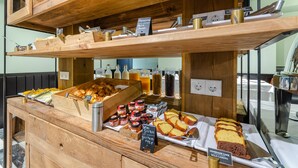 Un mostrador de buffet con diversos alimentos y salsas.