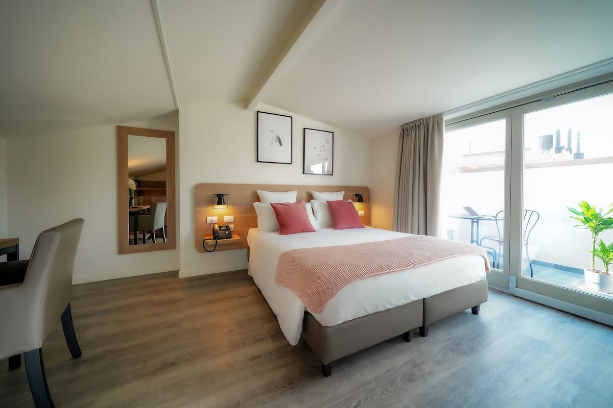 Habitación Deluxe, vista a la ciudad | 1 habitación, ropa de cama de alta calidad, edredón y minibar