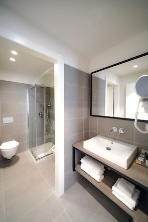 Dusche, kostenlose Toilettenartikel, Haartrockner, Hausschuhe