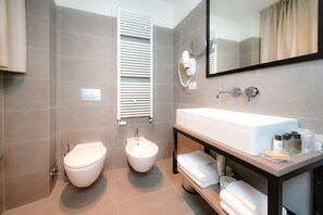 Classic Room | Bathroom | Shower, free toiletries, hair dryer, slippers