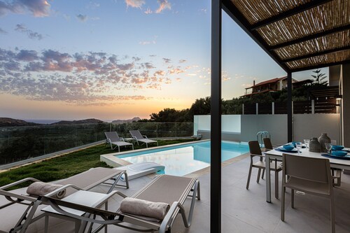 Porti Iraklis 2 - A Stylish Eco Villa near beaches