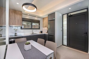 ثلاجة، ميكروويف، فرن، موقد طهي مسطح