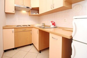 Refrigerador, placa de cocina, cafetera/tetera