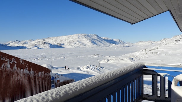 Un paisaje montañoso nevado con cielo despejado.
