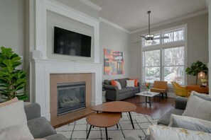 Fernseher, Kamin, Netflix, Streaming-Dienste