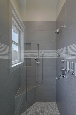 Badewanne, Haartrockner, Handtücher, Shampoo