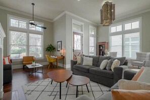 TV, fireplace, Netflix, streaming services - Upscale Uptown Estate in heart of Dallas (Dallas)