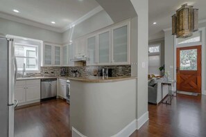 Fridge, microwave, oven, stovetop - Upscale Uptown Estate in heart of Dallas (Dallas)