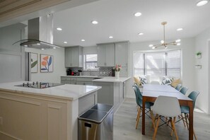 Jääkaappi, mikroaaltouuni, uuni, liesi