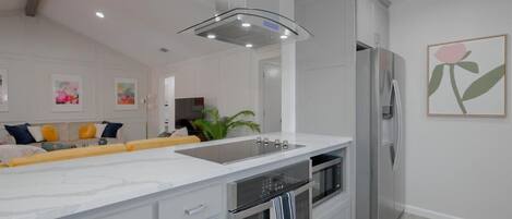 Kjøleskap, mikrobølgeovn, ovn og kokeplater