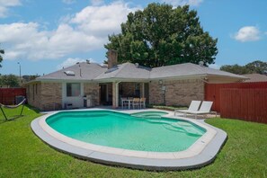 A house with a swimming pool, a covered patio, and a fenced backyard. - Vibrant Spacious Home w/ Private Pool and Jacuzzi (Richardson)