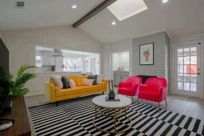 Televisio, takka, työhuone