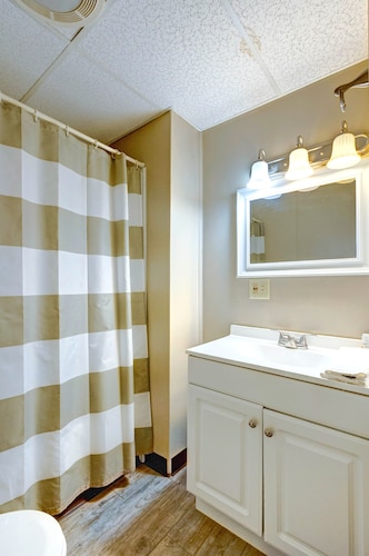 Hershey Smores, Apt #2
Renovated 1 bedroom apt, full kitchen and pull out sofa