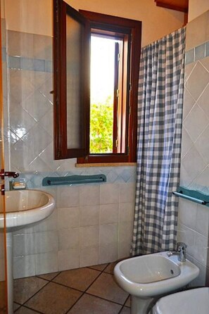 Douche, sèche-cheveux, bidet, serviettes fournies