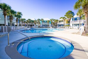 Piscina all'aperto, una piscina riscaldata