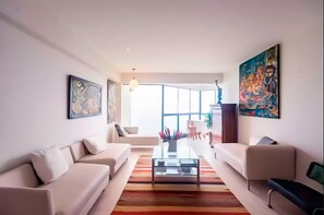 Älytelevisio, takka, työhuone